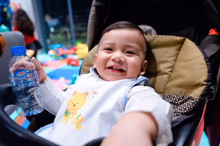 Mở đầu tiệc sinh nhật, doanh nhân Đức Hải gửi lời cảm ơn ông bà ngoại bé Nu đã chăm sóc bé trong những tháng đầu tiên bé ở Mỹ.