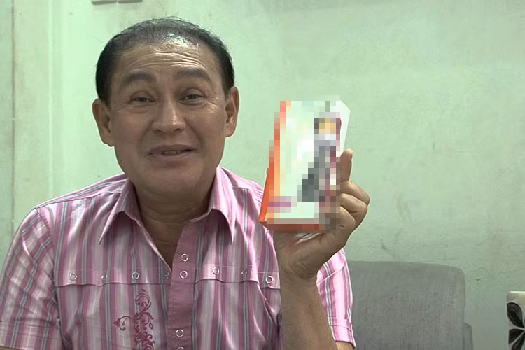 Duy Phương quyết định rẽ theo tân nhạc. Thời điểm đó, ông để tóc dài, mặc áo kiểu Lý Tiểu Long. Ảnh: Youtube