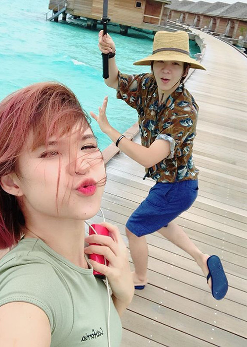 Ở bên nhau, Khởi My - Kelvin Khánh luôn nhí nhảnh. Trong tuần trăng mật, cặp đôi tiếp tục tạo dáng khó đỡ bên nhau.