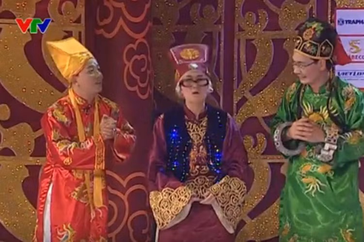 Vân Dung không ngại hóa trang thành Táo già nhất trong Táo quân 2010 với vai Táo Cộng đồng. Ảnh: VTV