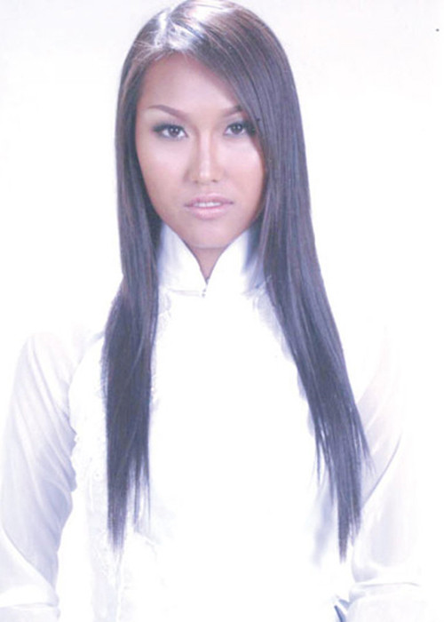 Với khát khao đổi đời, Phi Thanh Vân quyết định dao kéo. Cô thực hiện ca phẫu thuật ngực đầu tiên nhờ mẹ cho tiền. Ảnh: Dân Việt