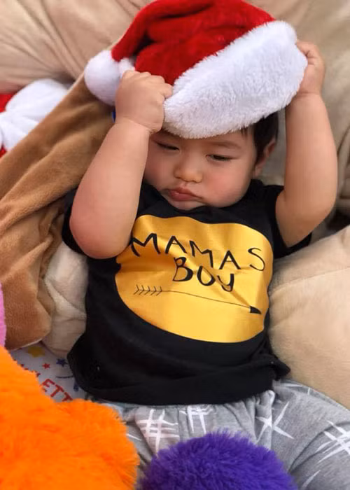 Con trai của Đan Trường không muốn mặc trang phục trở thành ông già Noel.