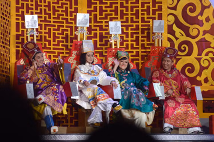 Táo Giao thông (Chí Trung) trong Táo quân 2013 không bị phê phán nhiều do có không ít thay đổi trong năm. Ảnh: Hanoimoi