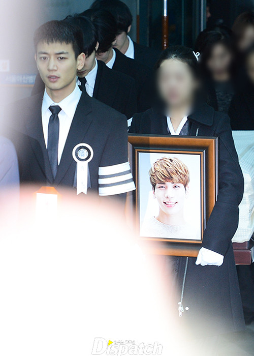 Cái chết của Jonghyun khiến làng giải trí xứ Hàn rúng động. Theo thư tuyệt mệnh, Jonghyun bị bệnh trầm cảm.