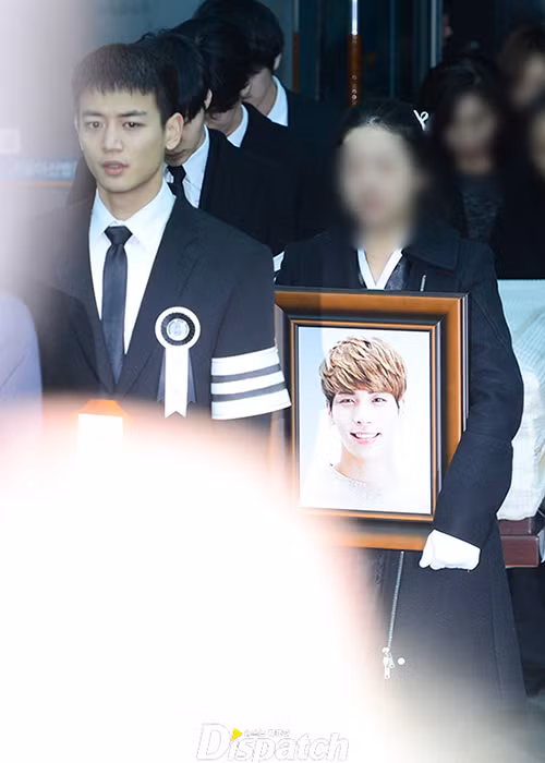 Cái chết của Jonghyun khiến làng giải trí xứ Hàn rúng động. Theo thư tuyệt mệnh, Jonghyun bị bệnh trầm cảm.