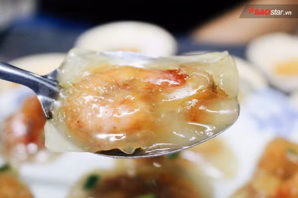 Đĩa thập cẩm cũng là một trong những phần ăn được gọi nhiều nhất, bao gọn đầy đủ các loại bánh của quán. Nổi bật nhất là bánh bột lọc khá chất lượng với bột bánh trong, vừa dai vừa giòn, cùng phần tôm được đánh giá là ‘hoành tráng’ hơn rất nhiều nơi, ăn vừa miệng. Bột bánh ít cũng rất dẻo, nhân tôm thịt đầy đặn khá thơm và được nêm vừa vị. Các loại bánh ăn kèm cũng nem và chả rất hợp. Nem được gói khá kĩ, vị không quá chua, nên được lòng khá nhiều thực khách. Chả thơm và không bị bở, tuy nhiên chả được bày sẵn trông kém hấp dẫn.