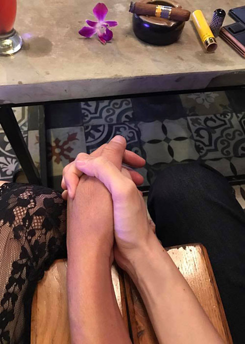 Lều Phương Anh khen chồng doanh nhân của cô là người tâm lý, ủng hộ và giúp sức để vợ hoạt động nghệ thuật. Tuy nhiên, Lều Phương Anh không tiết lộ danh tính và hình ảnh chồng vì anh không muốn bị dư luận chú ý.