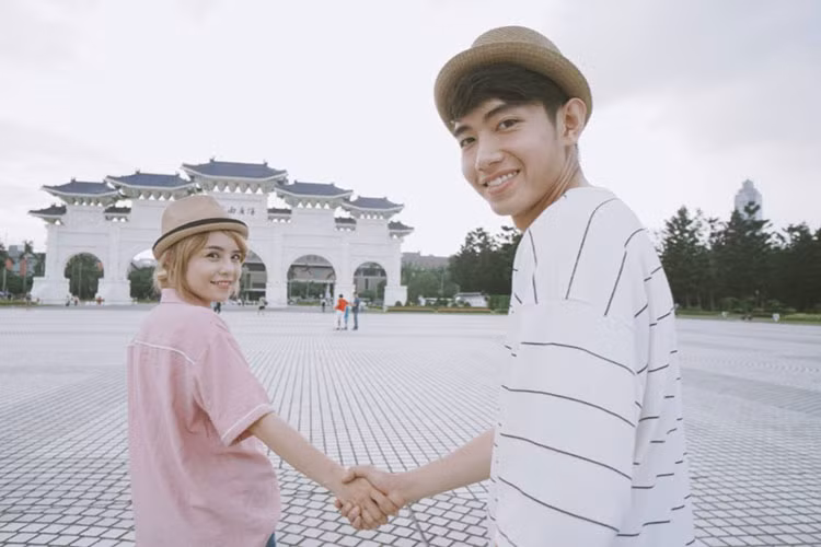 Công khai là một cặp vào đầu năm 2017, Thái Trinh - Quang Đăng dính như sam trong công việc lẫn đời thường.