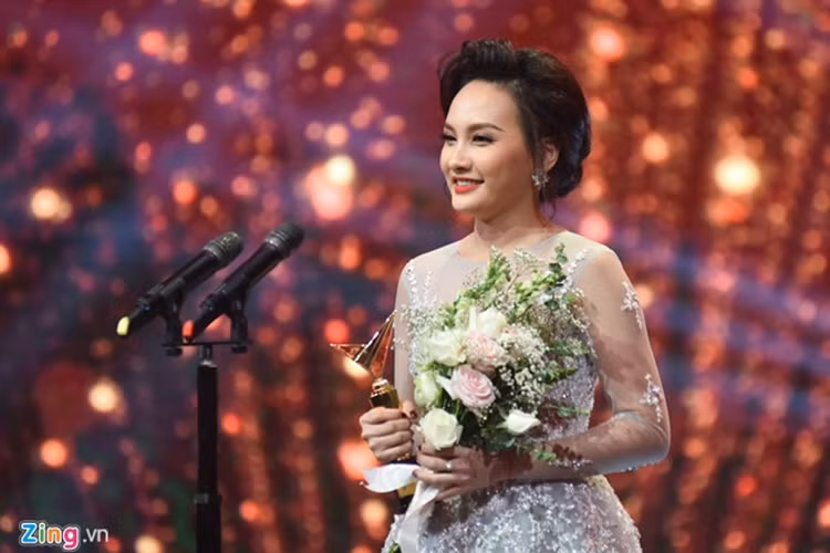 Nhờ vai diễn trong bộ phim truyền hình đình đám “Sống chung với mẹ chồng”, Bảo Thanh, Anh Dũng...nhanh chóng trở thành diễn viên đắt show tại miền Bắc. Tại lễ trao giải VTV Awards 2017, Bảo Thanh còn đoạt giải Nữ diễn viên ấn tượng nhất với vai Minh Vân trong “Sống chung với mẹ chồng”. Ảnh: Zing