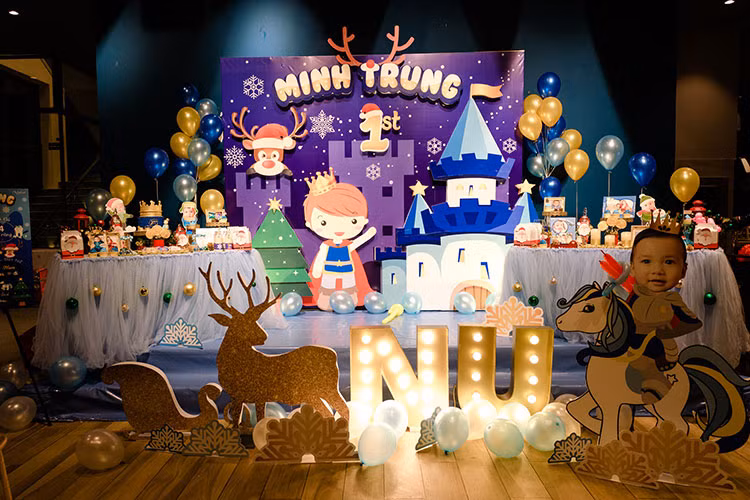 Không gian bữa tiệc thôi nôi của bé Nu được trang hoàng rất lộng lẫy.