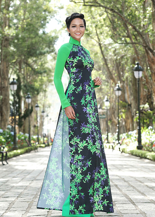 Sở hữu vẻ đẹp cá tính, H'ăng Niê nữ tính hơn khi diện chiếc áo dài mềm mại, thướt tha.