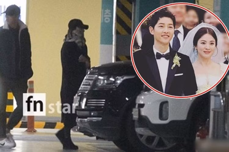 Cặp đôi đi cạnh nhau nhưng lại cách nhau một khoảnh nhất định. Đặc biệt, Song Hye Kyo trùm kín mít và đi thẳng. Ảnh: FN