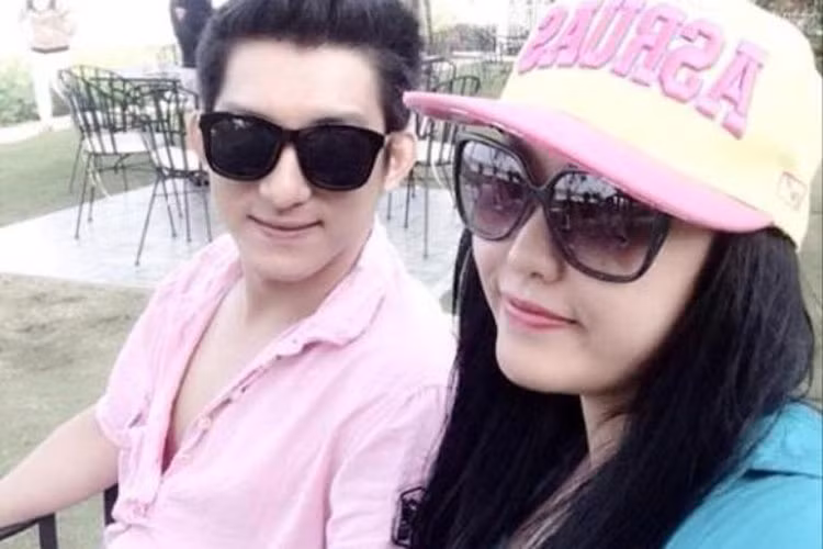 Bảo Duy là chồng cũ của Phi Thanh Vân. Tháng 1/2017, Bảo Duy bất ngờ công khai hôn nhân với Phi Thanh Vân tan vỡ. Sau đó, cả hai liên tục tố lẫn nhau. Bảo Duy trách vợ cũ thay đổi. Về phía Phi Thanh Vân, cô “tố” Bảo Duy đập phá đồ đạc, dọa đốt nhà để đòi con trai cũng như ăn chơi trác táng. Ảnh: FBNV