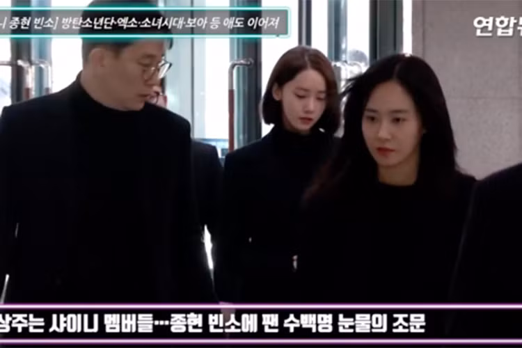 Các nghệ sĩ xứ Hàn cũng có mặt tại tang lễ của Jonghyun. Trong ảnh, Yoona và Yuri (SNSD) khóc sưng mắt khi đến viếng. Ảnh: saostar