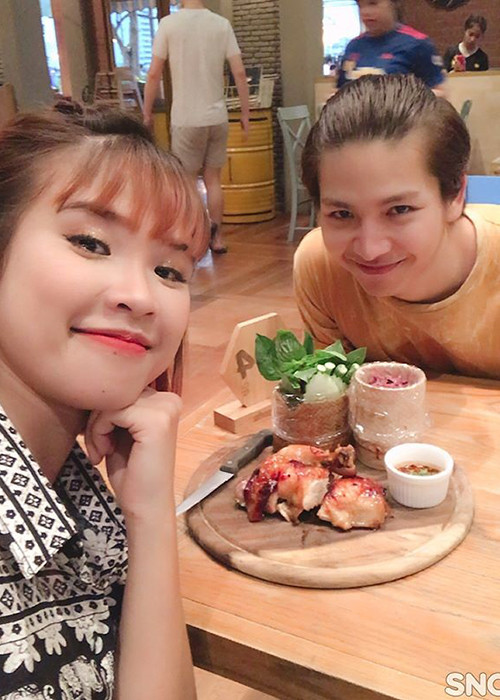 Từ Thái Lan, Khởi My và Kelvin Khánh liên tục cập nhật hình ảnh khám phá ẩm thực.