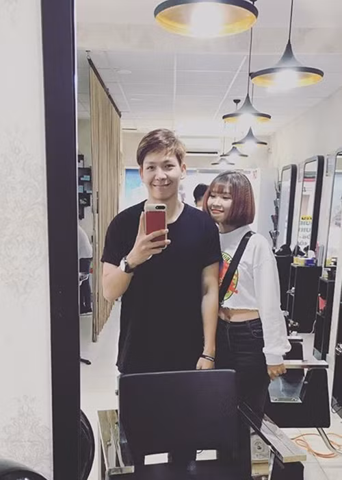 Kể từ khi gắn bó, Khởi My và Kelvin Khánh luôn hỗ trợ nhau hết mình trong công việc. Hiện, đây là cặp đôi hạnh phúc nhất nhì Vbiz.