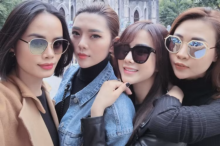 Diệp Lâm Anh (thứ hai bên phải) đăng hình ảnh bên nhóm bạn thân kèm chú thích: “Bao giờ lấy chồng”.