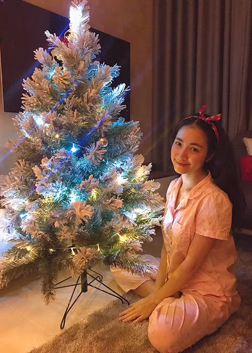 Hot Face sao Việt 24h: Hòa Minzy đăng tải hình ảnh đón Giáng sinh kèm dòng chú thích: "Khi bên anh em chẳng cần son phấn”.