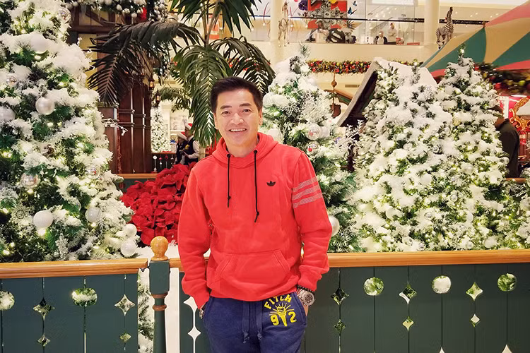 Quang Minh tận hưởng không khí Giáng sinh ở Mỹ. Hiện, anh định cư ở xứ cờ hoa cùng vợ và các con.