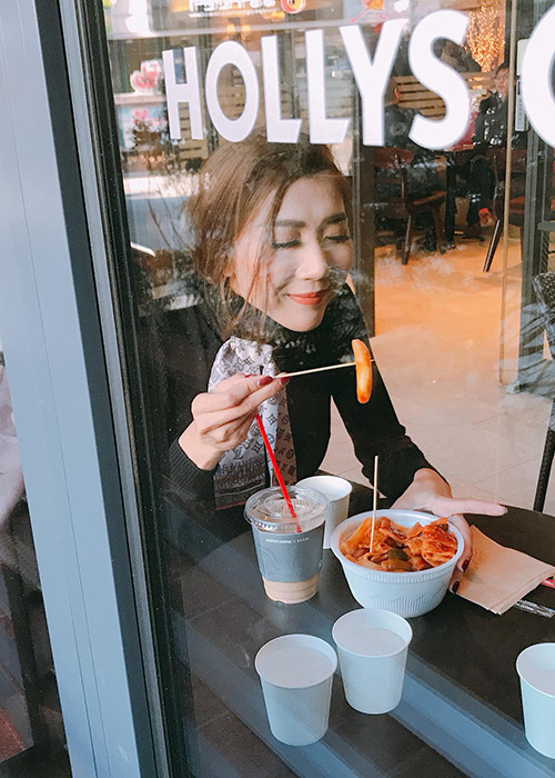 Ngọc Quyên thưởng thức món ăn Hàn Quốc trong chuyến công tác.