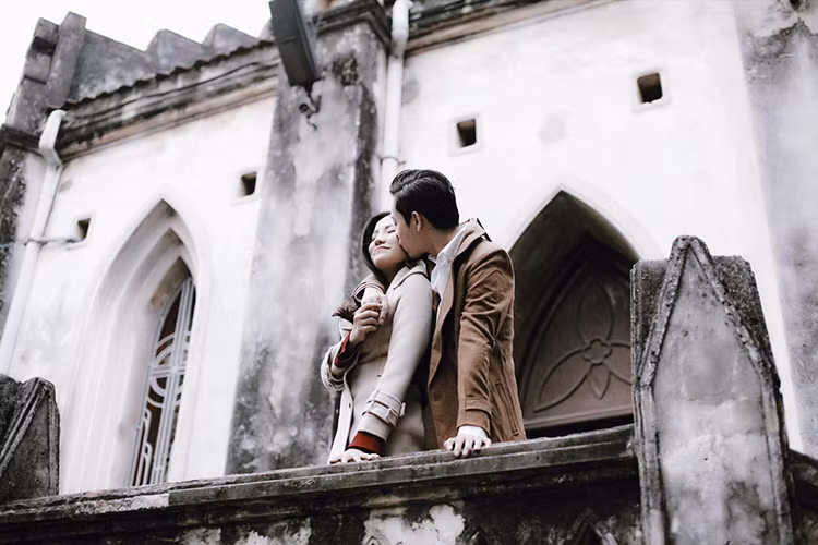 Hiền Sến hôn má Lý Phương Châu đầy ngọt ngào.