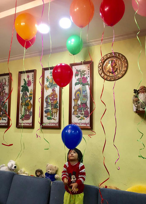 Bé Táo nhà Tự Long chào đời vào ngày 29/10/2015. Từ khi sinh ra, cô nhóc đã được nhận xét giống bố như tạc.