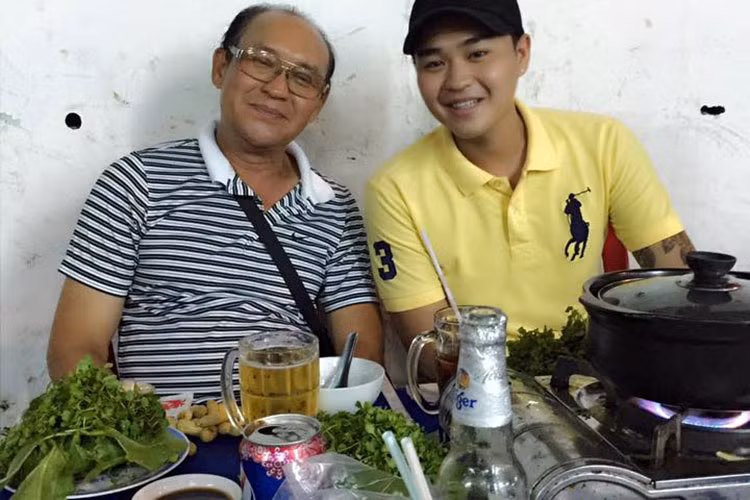 “Ngày trước khi nhỏ đã có lần con nói: “Ai đụng đến ba sẽ không yên với con đâu”. Giờ đây con đã lớn con sẽ nói: "Vẫn giống câu ở trên”, Duy Phước chia sẻ thêm.