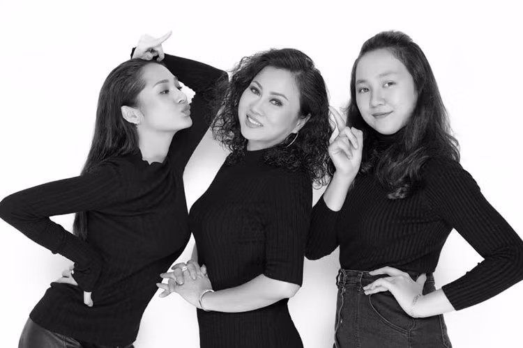 Bảo Anh chụp ảnh bên mẹ và em gái là một trong những tin tức sao Việt trong ngày 24/12.