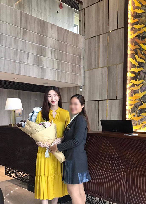 Trong loạt ảnh ở Đà Nẵng vừa được đăng tải, Đặng Thu Thảo che vòng 2 bằng góc ảnh, túi xách hay bó hoa.