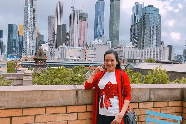 Bà xã của Bình Minh tươi rói trong chuyến công tác ở Australia.