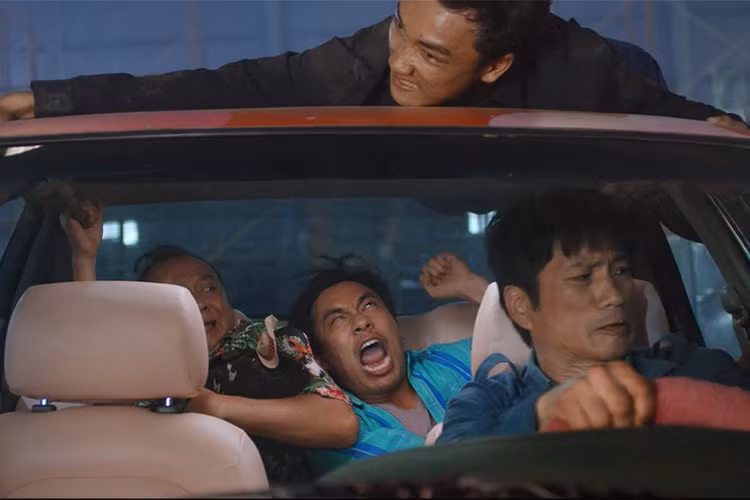 Cả đội 4 con người đương đầu với băng nhóm đông đảo, nguy hiểm nhất Sài Thành tạo nên một cuộc chiến kịch tính nghẹt thở nhưng không kém phần hài hước.