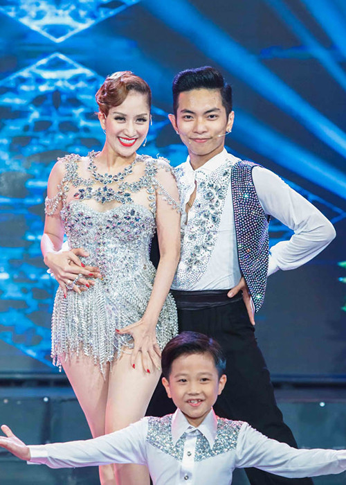 Tối 10/12, cặp đôi Phan Hiển - Khánh Thi đã thu hút nhiều sự chú ý khi xuất hiện trong chương trình Thay lời muốn nói với chủ đề Về một nhà. Đôi vợ chồng “chị ơi, anh yêu em” đã dành tặng khán giả ca khúc Lạ lắm và cùng nhau biểu diễn màn dance sport đầy quyến rũ trên sân khấu.