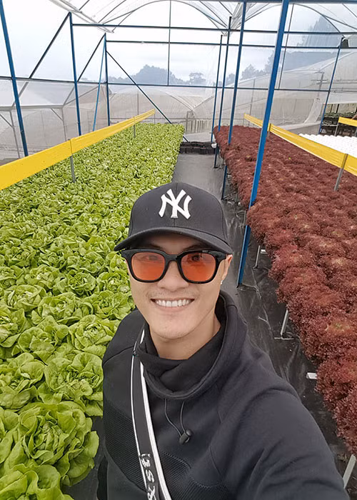 Lâm Vinh Hải thăm vườn rau ở Đà Lạt.