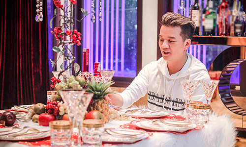 Đàm Vĩnh Hưng đón Giáng sinh tại biệt thự 3 triệu đô. Năm nay anh cho biết không cô đơn vì đã có người yêu. Ảnh Phan Trai Úc.