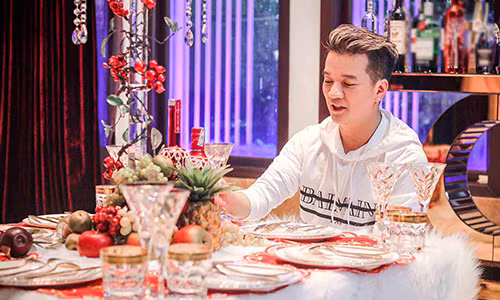 Đàm Vĩnh Hưng đón Giáng sinh tại biệt thự 3 triệu đô. Năm nay anh cho biết không cô đơn vì đã có người yêu. Ảnh Phan Trai Úc.