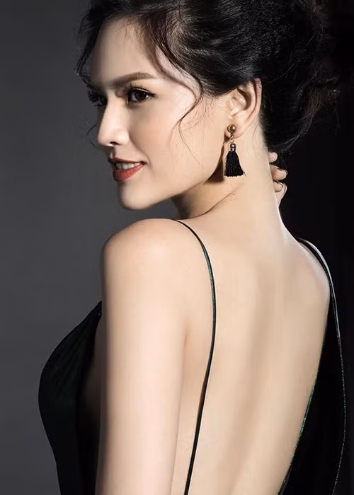 Nữ diễn viên phim “Mì gõ” chia sẻ cô từng trốn mẹ để đi nâng ngực.