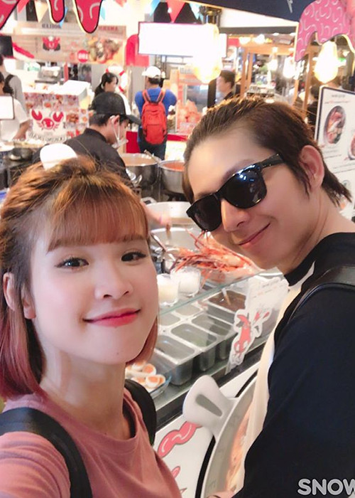 Nữ ca sĩ và ông xã kém tuổi vui vẻ đi mua sắm trong chuyến du lịch Thái Lan.