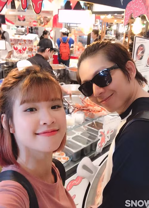 Nữ ca sĩ và ông xã kém tuổi vui vẻ đi mua sắm trong chuyến du lịch Thái Lan.