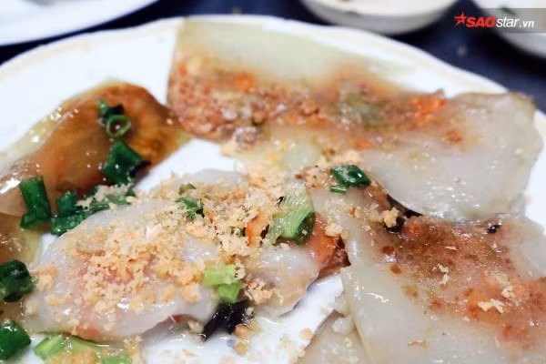 Tuy nhiên, hương vị ngon hay dở vốn là một khái niệm chỉ mang tính tương đối. Người này thưởng thức đúng khẩu vị dĩ nhiên sẽ tấm tắc khen ngon, người kia không vừa miệng nên thể hiện quan điểm trái ngược là chuyện bình thường. Vậy nhưng vẫn không thể phủ nhận được mức độ lan tỏa của bánh bèo Thanh Nga khi hầu như dân sành ăn Sài Gòn ai cũng biết và ít nhiều đã hiếu kì tìm đến một lần. Nếu là một người yêu thích ẩm thực xứ Huế thì địa chỉ này cũng rất đáng để thử qua, chỉ tự mình thưởng thức mới thẩm định được vị ngon chính xác của món ăn mà mình mong đợi. 