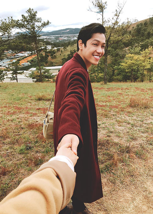 Lý Phương Châu và Hiền Sến theo trào lưu nắm tay nhau đi khắp thế gian.