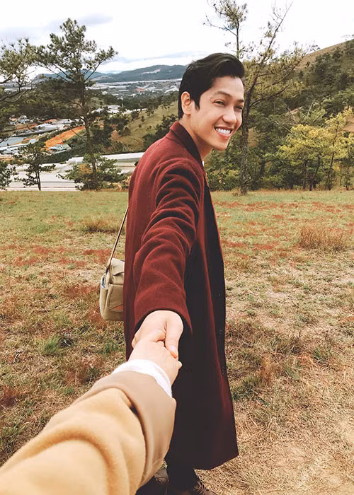 Lý Phương Châu và Hiền Sến theo trào lưu nắm tay nhau đi khắp thế gian.