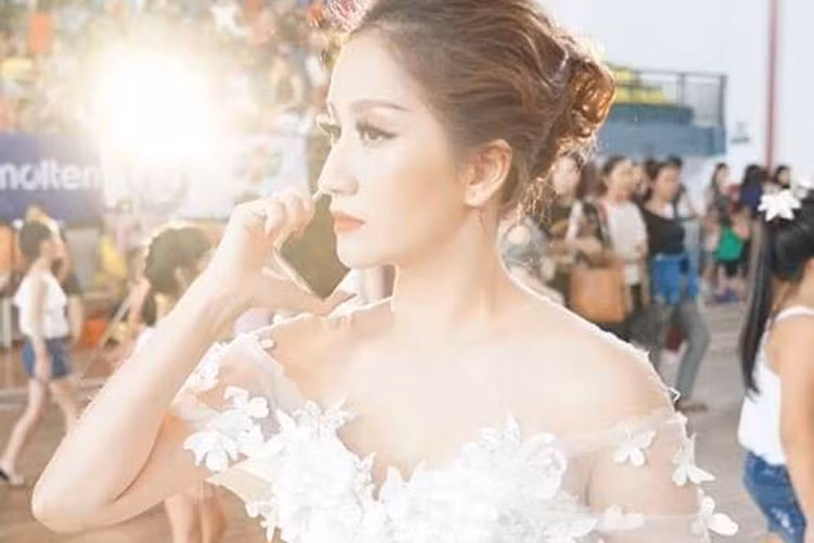 Phan Hiển tặng Khánh Thi chiếc iPhone X.