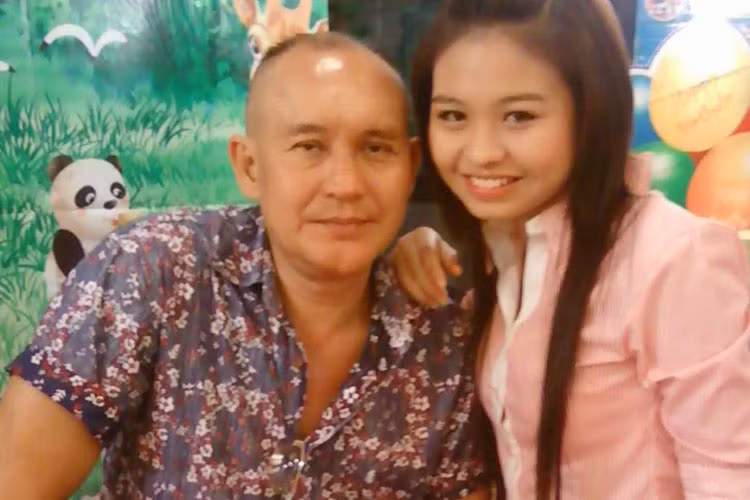 Hình ảnh Duy Phương bên con gái Lê Lộc. Nam danh hài từng gặp không ít khó khăn khi sống cảnh gà trống nuôi con.