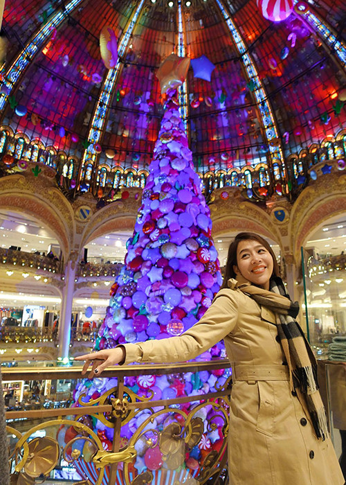 MC Diệp Chi đưa cô con gái đi nghỉ dưỡng ở Pháp. Trong ảnh, Diệp Chi tạo dáng bên cây thông khổng lồ.