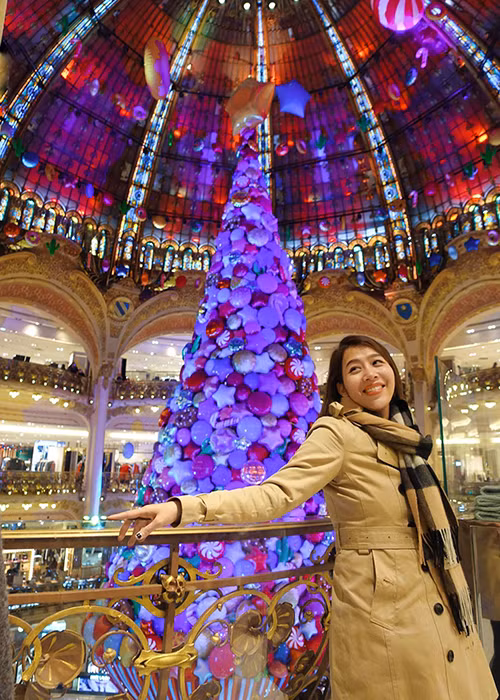 MC Diệp Chi đưa cô con gái đi nghỉ dưỡng ở Pháp. Trong ảnh, Diệp Chi tạo dáng bên cây thông khổng lồ.