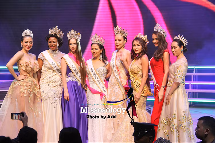 Dương Yến Ngọc cảm thấy hạnh phúc và hài lòng khi lọt top 8 cùng giải Hoa hậu Quý bà châu Á 2017.