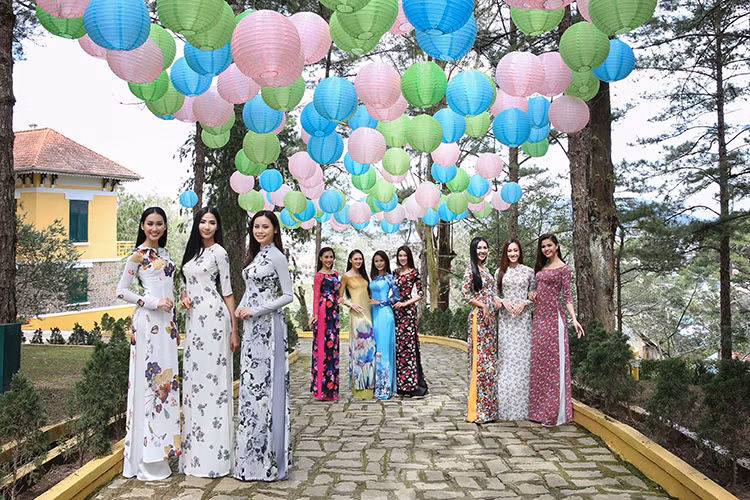 Trong trang phục áo dài, các ứng viên Hoa hậu Hoàn vũ Việt Nam thích thú khám quá cảnh đẹp tại Dinh 1.