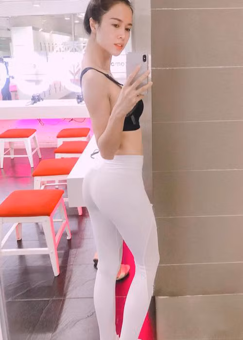 Vũ Ngọc Anh khoe dáng chuẩn nhờ tập gym.