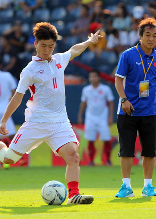 Duy Mạnh với cái chân băng trắng xoá vẫn phải cày ải ở vị trí trái tay. Ảnh Tùng Lê