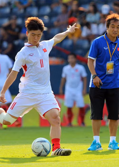 Duy Mạnh với cái chân băng trắng xoá vẫn phải cày ải ở vị trí trái tay. Ảnh Tùng Lê